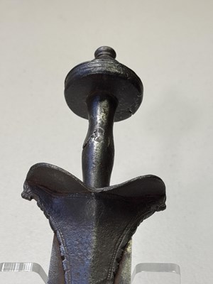Lot 324 - A RARE SOUTH INDIAN SWORD (KHANDA), 17TH CENTURY