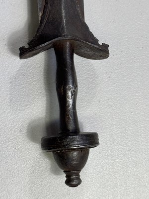 Lot 324 - A RARE SOUTH INDIAN SWORD (KHANDA), 17TH CENTURY