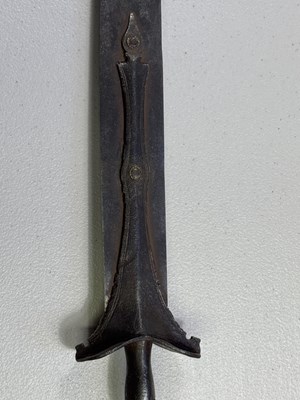 Lot 324 - A RARE SOUTH INDIAN SWORD (KHANDA), 17TH CENTURY