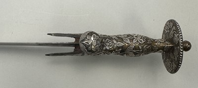 Lot 45 - A FINE NORTH INDIAN SWORD (SOSSUN PATA), RAJASTHAN, 18TH/19TH CENTURY