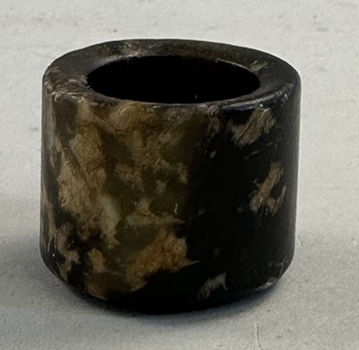 Lot 508 - □ A CHINESE PUDDING STONE ARCHERS RING, QING DYNASTY, 19TH CENTURY