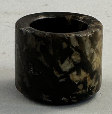 Lot 508 - □ A CHINESE PUDDING STONE ARCHERS RING, QING DYNASTY, 19TH CENTURY