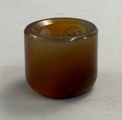 Lot 507 - □ A CHINESE AGATE ARCHERS RING, QING DYNASTY, 19TH CENTURY
