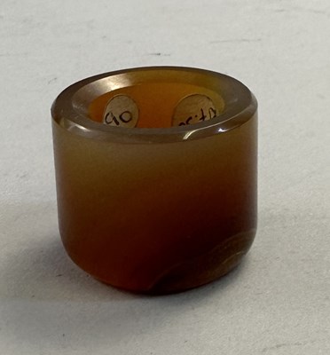 Lot 507 - □ A CHINESE AGATE ARCHERS RING, QING DYNASTY, 19TH CENTURY