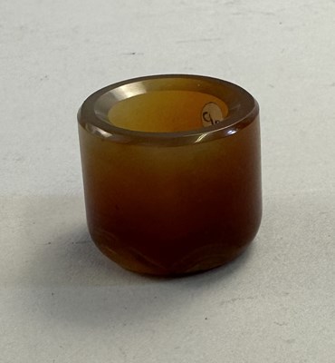 Lot 507 - □ A CHINESE AGATE ARCHERS RING, QING DYNASTY, 19TH CENTURY
