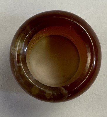 Lot 507 - □ A CHINESE AGATE ARCHERS RING, QING DYNASTY, 19TH CENTURY