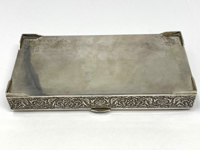 Lot 38 - AN IRANI CIGARETTE BOX, MOHAMMED TAQI ZUFAN, ISFAHAN, THIRD QUARTER 20TH CENTURY