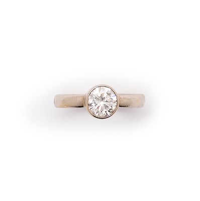 Lot 428 - DIAMOND RING