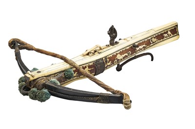Lot 128 - A SOUTH GERMAN DECORATED SPORTING CROSSBOW (HALBE RÜSTUNG), DATED 1586