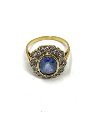 Lot 322 - SAPPHIRE AND DIAMOND RING