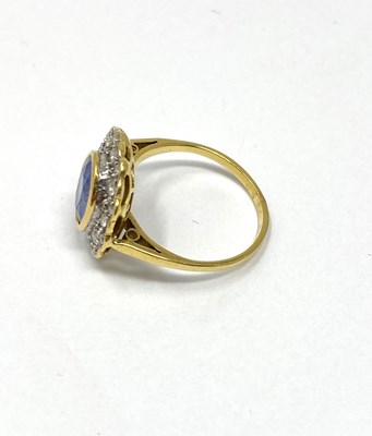 Lot 322 - SAPPHIRE AND DIAMOND RING
