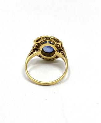 Lot 322 - SAPPHIRE AND DIAMOND RING
