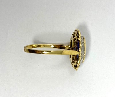 Lot 322 - SAPPHIRE AND DIAMOND RING