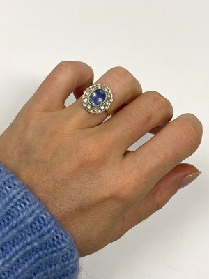 Lot 322 - SAPPHIRE AND DIAMOND RING
