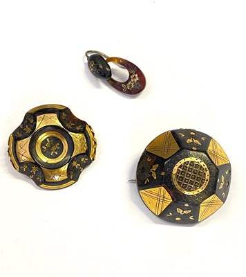 Lot 334 - GROUP OF TORTOISESHELL PIQUE WORK AND MOTHER-OF-PEARL JEWELLERY