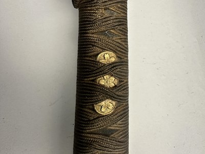 Lot 90 - A JAPANESE NAVAL OFFICERS SWORD (KAI GUNTO), SHOWA PERIOD (1930-1945)