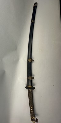 Lot 90 - A JAPANESE NAVAL OFFICERS SWORD (KAI GUNTO), SHOWA PERIOD (1930-1945)
