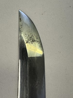 Lot 90 - A JAPANESE NAVAL OFFICERS SWORD (KAI GUNTO), SHOWA PERIOD (1930-1945)