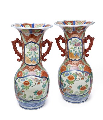 Lot 174 - A LARGE PAIR OF JAPANESE IMARI VASES, LATE EDO/EARLY MEIJI PERIOD (19TH CENTURY)