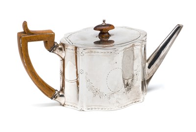 Lot 392 - A GEORGE III SILVER TEAPOT^ ALDRIDGE & GREEN^...