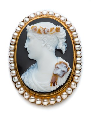 Lot 424 - AN ITALIAN SARDONYX CAMEO OF OMPHALE^ PROBABLY...