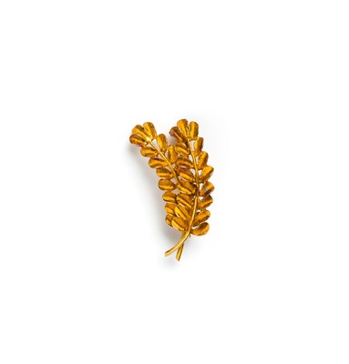 Lot 428 - THREE BROOCHES¦comprising: a foliate and...