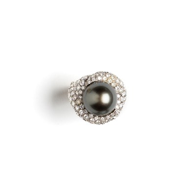 Lot 439 - CULTURED PEARL AND DIAMOND DRESS RING¦the grey...
