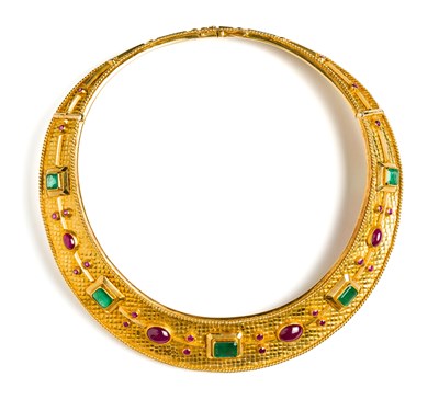 Lot 442 - EMERALD AND RUBY TORQUE NECKLACE¦designed as a...