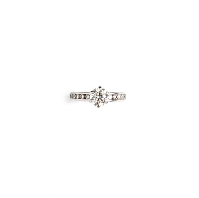 Lot 445 - DIAMOND AND PLATINUM RING^ TIFFANY & CO.¦the...