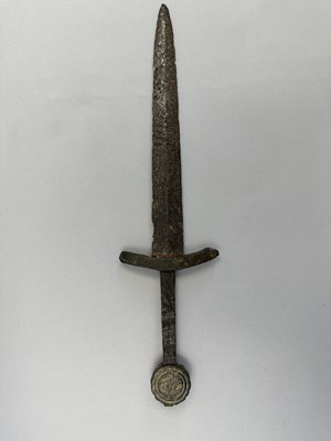 Lot 125 - A RARE MEDIEVAL DAGGER WITH COPPER ALLOY HILT, PROBABLY LATE 14TH CENTURY
