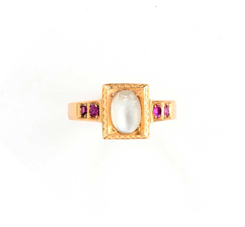 Lot 347 - MOONSTONE, RUBY AND GOLD RING, 1900s