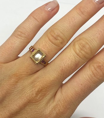 Lot 347 - MOONSTONE, RUBY AND GOLD RING, 1900s