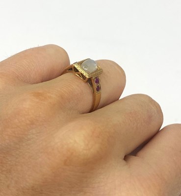 Lot 347 - MOONSTONE, RUBY AND GOLD RING, 1900s