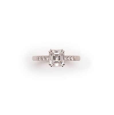 Lot 359 - DIAMOND RING