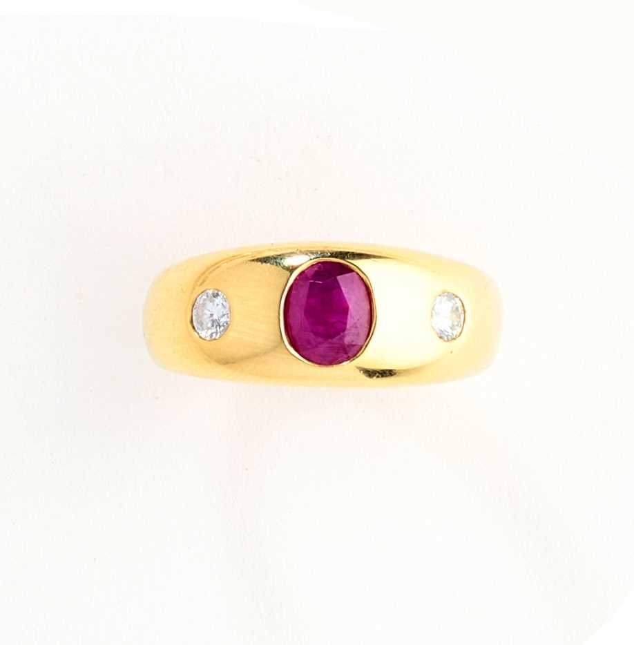 Lot 387 - RUBY AND DIAMOND RING
