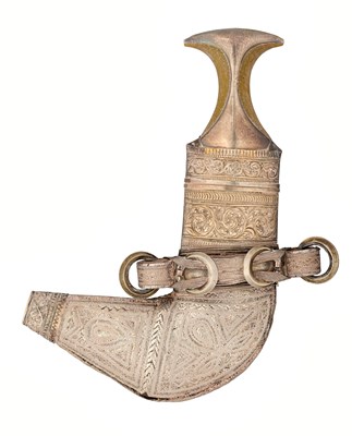 Lot 341 - AN ARAB DAGGER (JAMBIYA) WITH SILVER-MOUNTED HILT, EARLY 20TH CENTURY