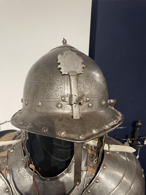 Lot 117 - A FINE AND IMPORTANT NORTH ITALIAN ENGRAVED THREE-QUARTER CUIRASSIER ARMOUR, CIRCA 1620-30