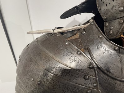 Lot 117 - A FINE AND IMPORTANT NORTH ITALIAN ENGRAVED THREE-QUARTER CUIRASSIER ARMOUR, CIRCA 1620-30