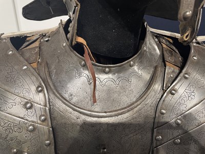 Lot 117 - A FINE AND IMPORTANT NORTH ITALIAN ENGRAVED THREE-QUARTER CUIRASSIER ARMOUR, CIRCA 1620-30