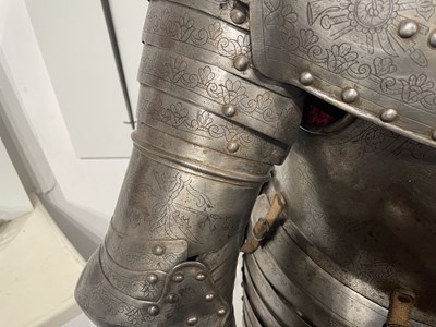 Lot 117 - A FINE AND IMPORTANT NORTH ITALIAN ENGRAVED THREE-QUARTER CUIRASSIER ARMOUR, CIRCA 1620-30