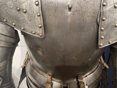 Lot 117 - A FINE AND IMPORTANT NORTH ITALIAN ENGRAVED THREE-QUARTER CUIRASSIER ARMOUR, CIRCA 1620-30