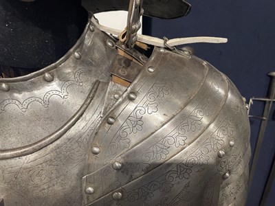 Lot 117 - A FINE AND IMPORTANT NORTH ITALIAN ENGRAVED THREE-QUARTER CUIRASSIER ARMOUR, CIRCA 1620-30
