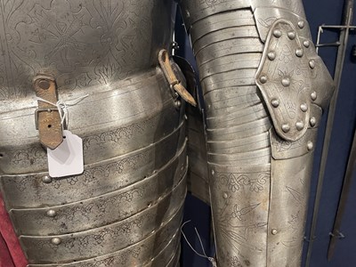 Lot 117 - A FINE AND IMPORTANT NORTH ITALIAN ENGRAVED THREE-QUARTER CUIRASSIER ARMOUR, CIRCA 1620-30