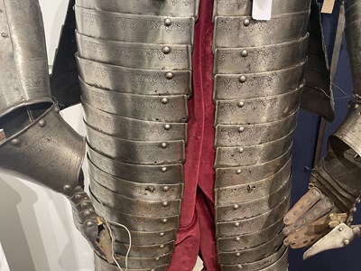 Lot 117 - A FINE AND IMPORTANT NORTH ITALIAN ENGRAVED THREE-QUARTER CUIRASSIER ARMOUR, CIRCA 1620-30