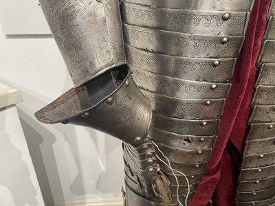Lot 117 - A FINE AND IMPORTANT NORTH ITALIAN ENGRAVED THREE-QUARTER CUIRASSIER ARMOUR, CIRCA 1620-30