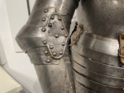 Lot 117 - A FINE AND IMPORTANT NORTH ITALIAN ENGRAVED THREE-QUARTER CUIRASSIER ARMOUR, CIRCA 1620-30