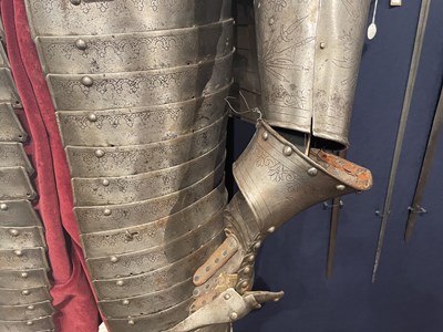 Lot 117 - A FINE AND IMPORTANT NORTH ITALIAN ENGRAVED THREE-QUARTER CUIRASSIER ARMOUR, CIRCA 1620-30
