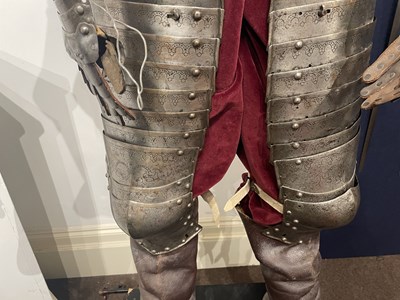 Lot 117 - A FINE AND IMPORTANT NORTH ITALIAN ENGRAVED THREE-QUARTER CUIRASSIER ARMOUR, CIRCA 1620-30