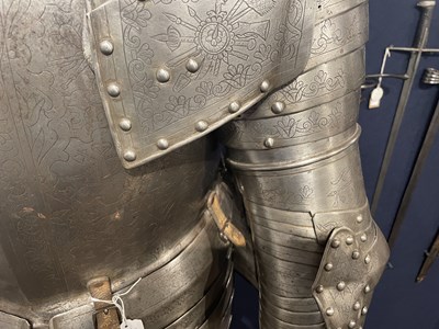 Lot 117 - A FINE AND IMPORTANT NORTH ITALIAN ENGRAVED THREE-QUARTER CUIRASSIER ARMOUR, CIRCA 1620-30