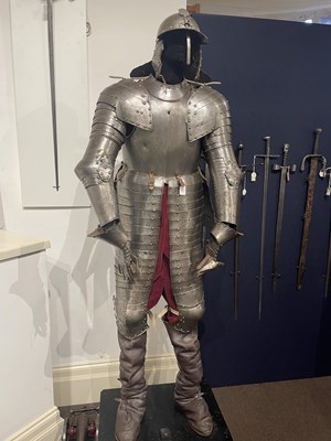 Lot 117 - A FINE AND IMPORTANT NORTH ITALIAN ENGRAVED THREE-QUARTER CUIRASSIER ARMOUR, CIRCA 1620-30